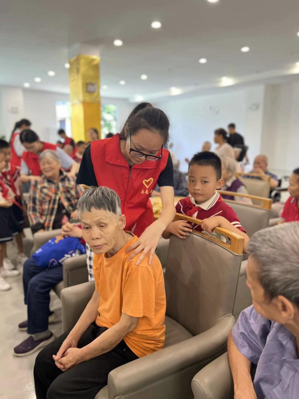 小孩们在房间里  中度可信度描述已自动生成