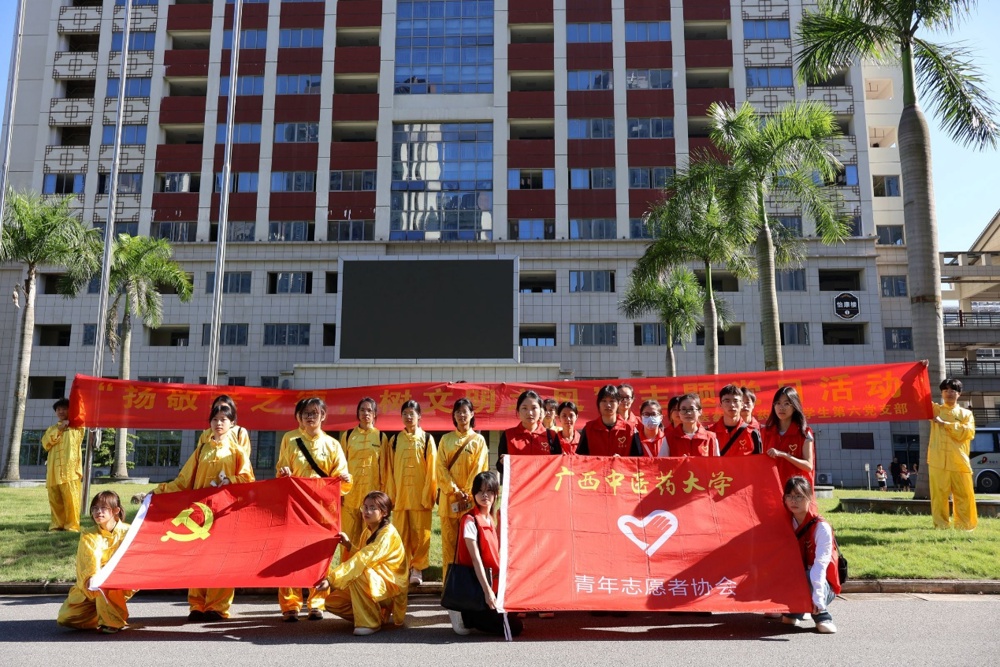 建筑前的广场上有许多人  中度可信度描述已自动生成