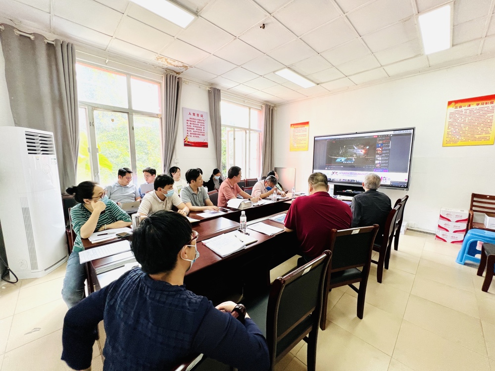 全体教职工观看专题教育片