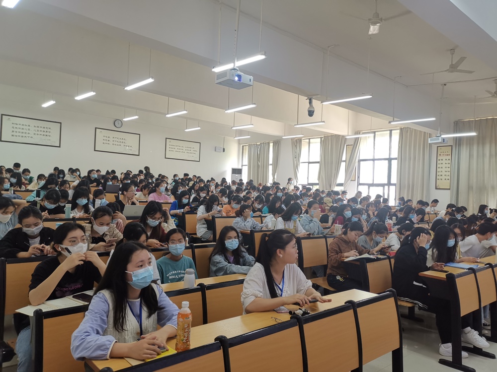 学生听讲座相片