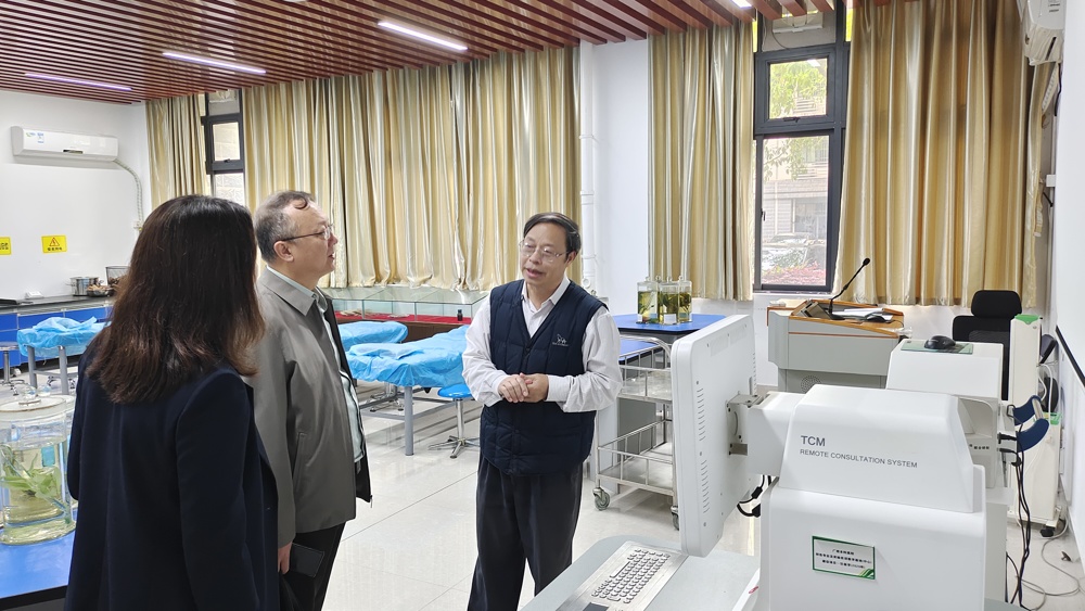 参观壮瑶实验实训室